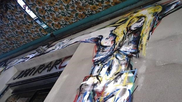 Obra del artista «Ze Carrión» en la taberna Juan Raro, en Lavapiés