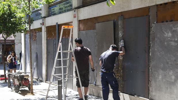 Operarios, trabajando este mediodía en el banco expropiado