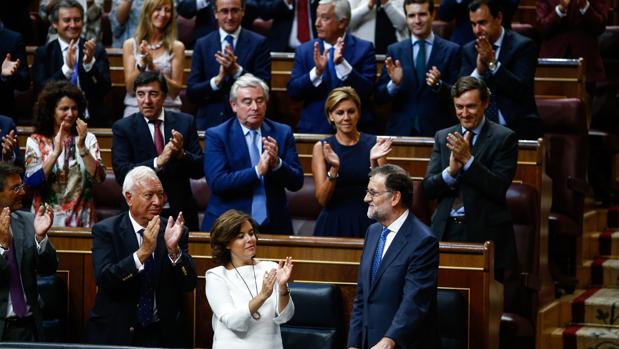 Mariano Rajoy, aplaudido por los miembros de su partido tras su discurso de investidura