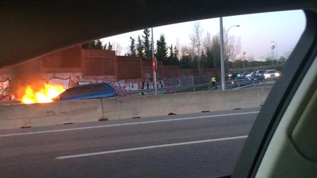 El coche colisionado en la A-6 que ha provocado el incendio
