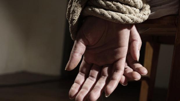 La víctima, que entonces tenía 19 años, denunció haber estado retenida y sufriendo violaciones durante tres días