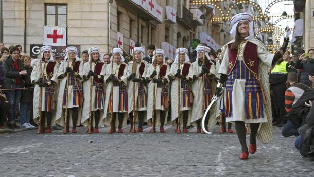 Primera escuadra femenina en la Diana de los Moros y Cristianos de Alcoy, en 2015, también de la Filà Marrakesch