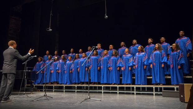 El coro, durante su actuación en el Teatro de Rojas de Toledo