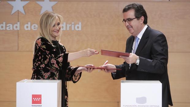 Cristina Cifuentes y el vicepresidente ejecutivo de la Fundación Amancio Ortega, José Arnau,