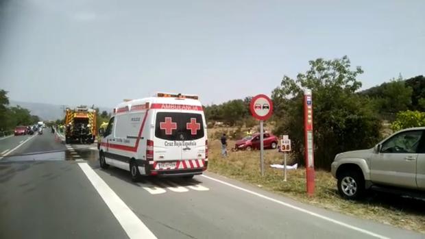 Bomberos y servicios sanitarios en el lugar del accidente