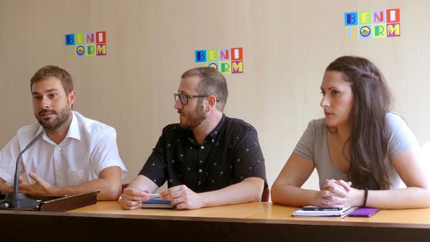 El concejal de Compromís Bigorra (centro), durante la rueda de prensa ofrecida en Benidorm