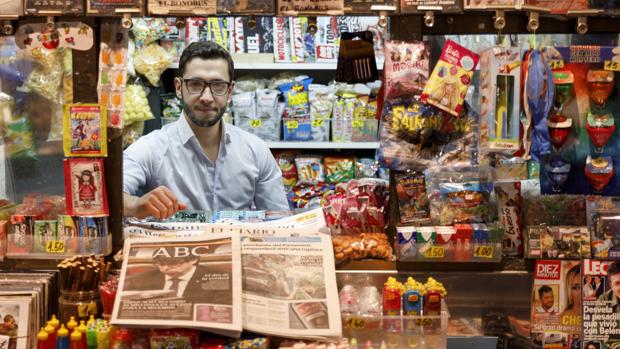 Guillermo Garabito, junto a varios periódicos, en un kiosco de Valladolid