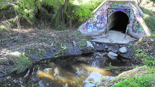 Uno de los colectores del arroyo que envía aguas fecales
