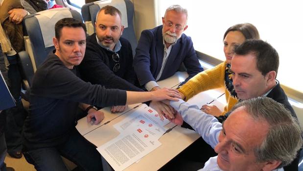 La firma del pacto dentro del tren