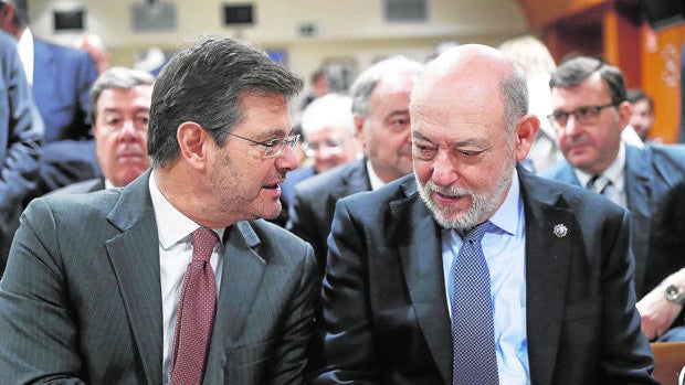 Rafael Catalá con José Manuel Maza, el 7 de febrero en los premios de la prensa jurídica