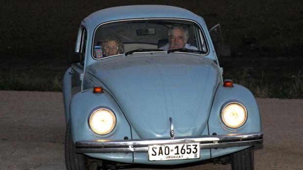 Manuela Carmena, junto al expresidente uruguayo José Mujica, en enero de 2016