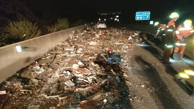 Imagen tras el accidente de tráfico en la A-7 en la madrugada de este miércoles