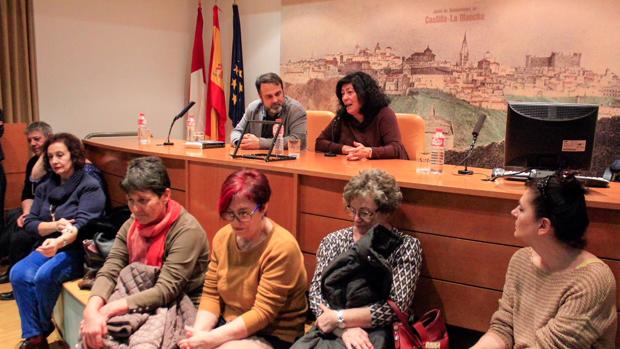 Almudena Grandes, junto a Javier Mateo (IU Toledo), habla para el numeroso público en la biblioteca