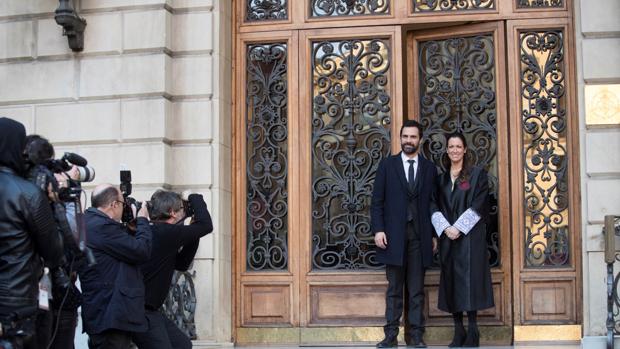 Torrent, ayer con la decana del Colegio de Abogados de Barcelona, Maria Eugenia Gay, a su llegada al acto