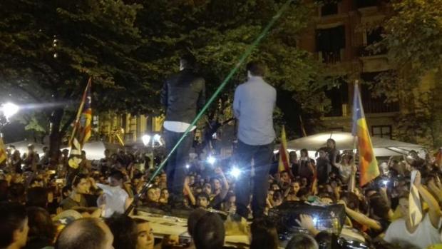 Los Jordis, sobre un vehículo policial el día del registro a la Consejería de Economía el 20-S