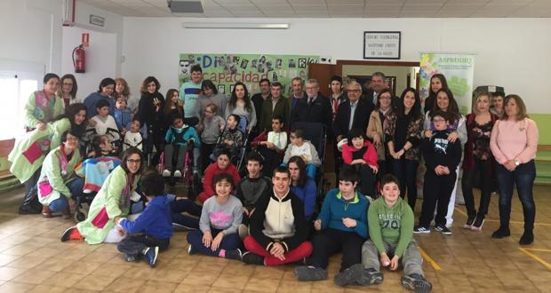 Ángel Felpeto posa con directivos de Marsodeto y persnal de Asprodig