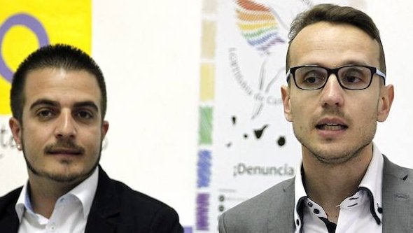 El director general de Juventud del Gobierno de Canarias, Sergio Eiroa Santana, y el presidente de la Asociación LGBTI Algarabía, Charlie Marrero (d.)