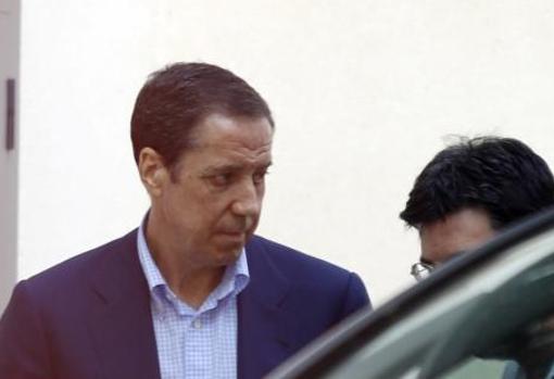 Eduardo Zaplana, en su chalé de Benidorm durante el registro tras su detención