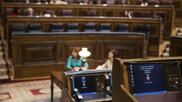 Varias butacas permanecen vacías durante el primer Pleno del Congreso con gobierno socialista