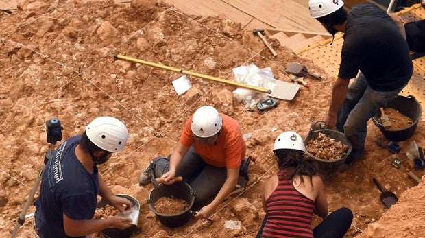 Jóvenes arqueólogos metidos ya en la campaña de este verano