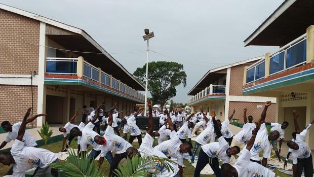 Estudiantes de Banjul, Gambia, en junio de 2018 por el Día Internacional del Yoga