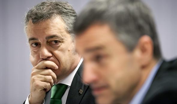 El lendakari, Iñigo Urkullu (i), y el secretario general para la Paz y Convivencia de su Gobierno, Jonan Fernández