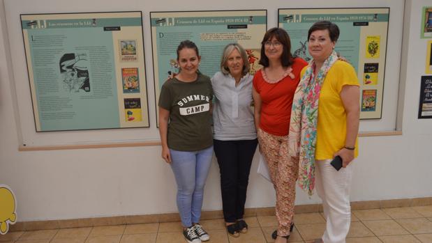 La concejal de Cultura, en el centro, presentando la exposición sobre la censura infantil y juvenil