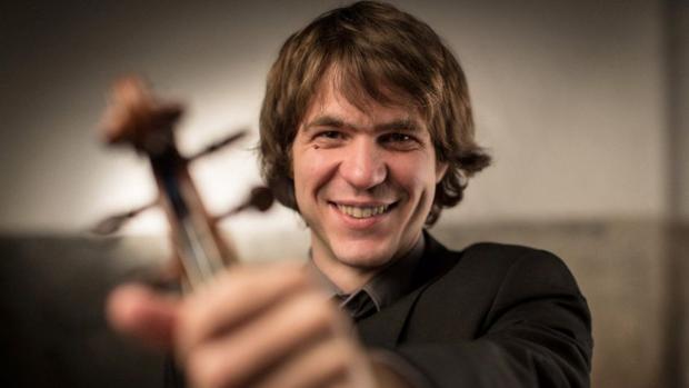 Dani Cubero, propietario del violín, en una imagen promocional