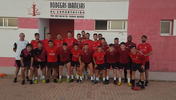 La plantilla del Atlético Ibañés en uno de sus primeros entrenamientos