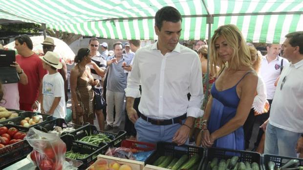 Pedro Sánchez, acompañado de su esposa, Begoña Fernández, en un mercadillo de la localidad almeriense de Mojácar, hace dos años