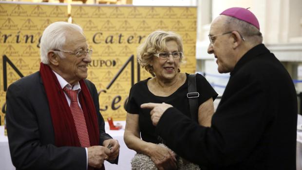 El padre Ángel (izquierda) junto a la alcaldesa de Madrid, Manuela Carmena