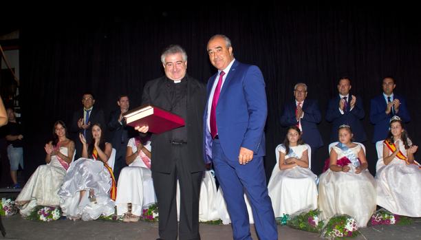 El alcalde Jesús Hijosa junto al pregonero, el sacerdote Andrés Francisco Peña