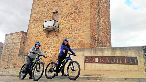 Dos personas recorriendo el paraje salmantino de Sobradillo en bicicleta