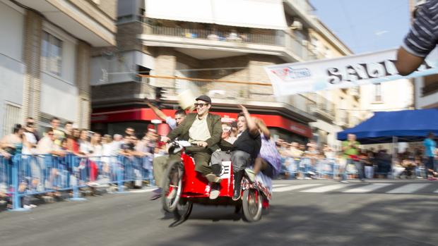 Uno de los participantes en los «autos locos» de Petrer en una edición pasada