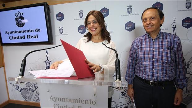 Pilar Zamora, junto al concejal de Economía y Hacienda, Nicolás Clavero