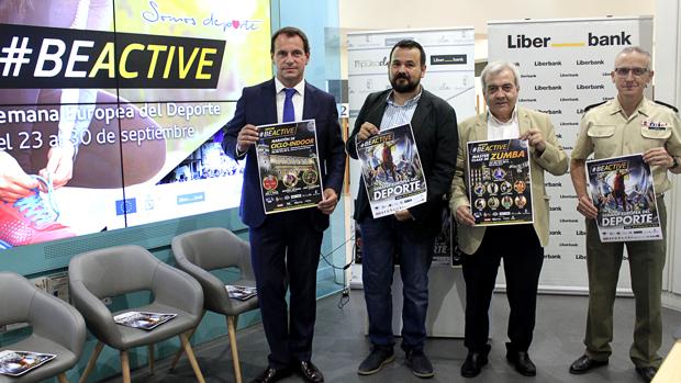 Las autoridades que han acudido a la presentación sujetando los carteles promocionales de las actividades
