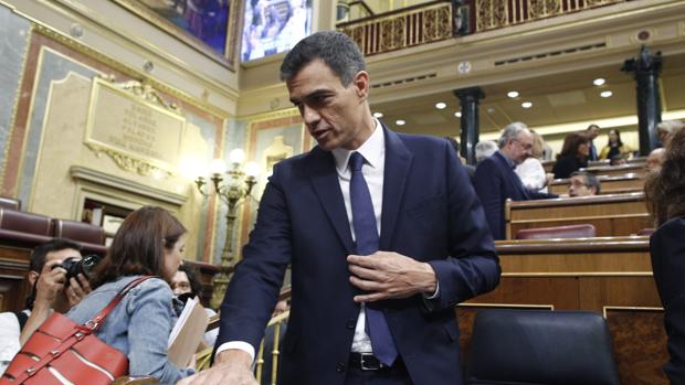 El presidente del Gobierno, Pedro Sánchez, antes de comenzar la sesión de control al Gobierno en el Congreso