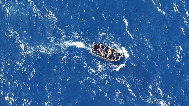 Fotografía de una embarcación ilegal con inmigrantes llegando a las costas de España