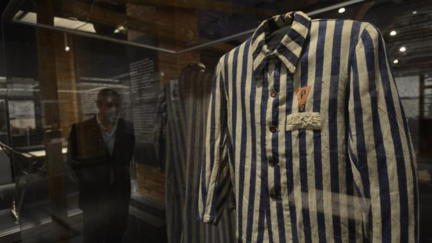 Un traje de un prisionero del campo de concentración, expuesto en «Auschwitz, no hace mucho. No muy lejos»