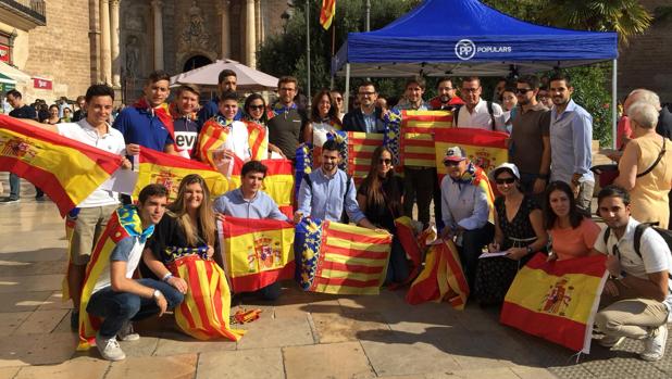 Presentación de la campaña «Trau la Senyera» en el centro de Valencia