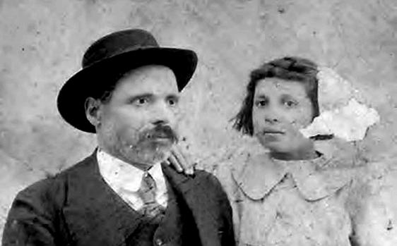 Manuel Rodríguez junto a su hija, impulsor de la escuela evangelista de Camuñas