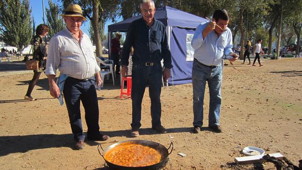 Tres villacañeros preparan el guiso popular de «mojetes»