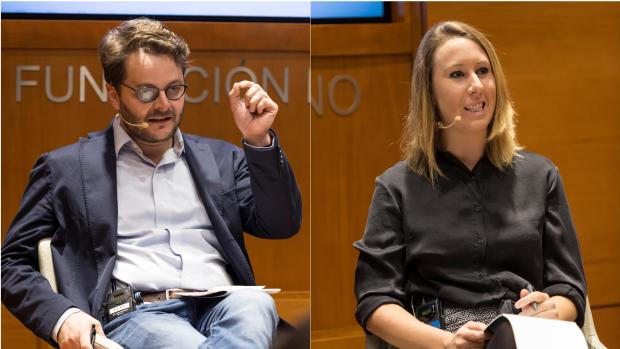 Juan Claudio de Ramón y Aurora Nacarino-Brabo, durante la presentación del libro