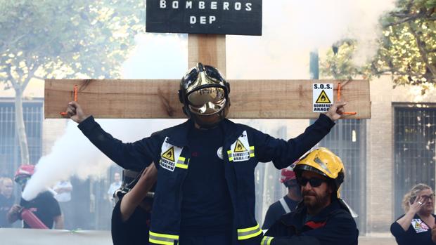 Bomberos aragoneses durante una manfestación de protesta