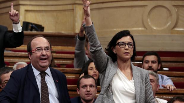 Granados, junto a Iceta, en el Parlament de Cataluña