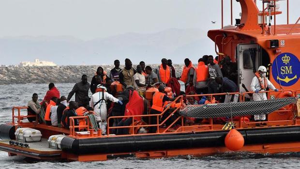 Un grupo de inmigrantes rescatados este mes en las costas de Almería