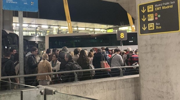 Los pasajeros del vuelo entre Madrid y Düsseldorf, en el exterior del aeropuerto