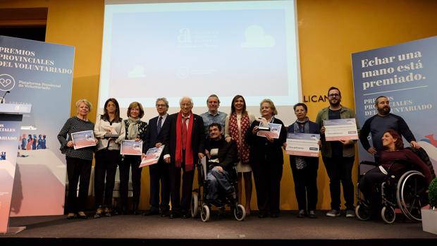 Los premiados con sus galardones, durnate la primera gala