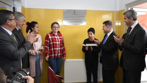 Tres alumnos ayudan a García-Page a descubrir la placa inaugural del nuevo instituto