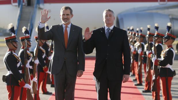 Don Felipe, junto al ministro de Gobernación guatemalteco, Enrique Degenhart